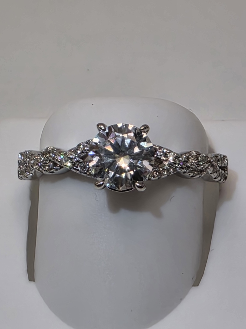 1ct Moissanite Solitaire Twist Engagement Ring in S925 Silver Size 9